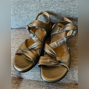 Clarks Sandel Size 9.5 Womens